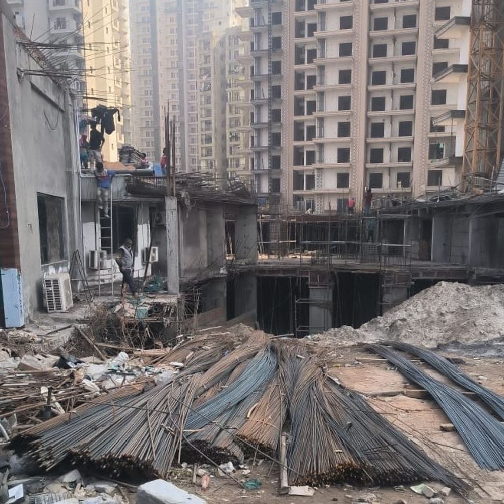 ग्रैप-4 उल्लंघन पर ग्रेटर नोएडा प्राधिकरण की बड़ी कार्रवाई:46 कंपनियों पर 49.45 लाख रुपए का जुर्माना लगाया