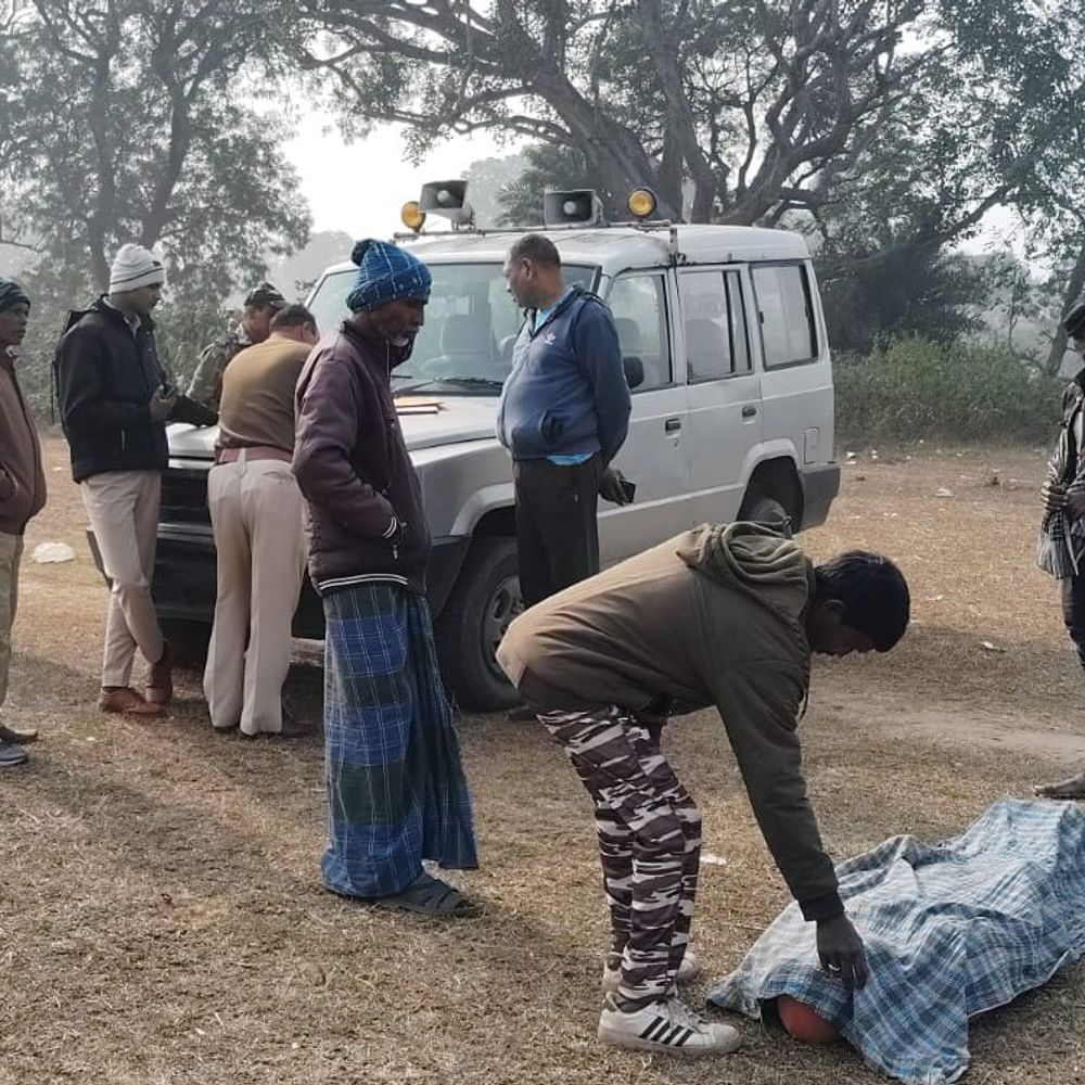 मधुपुर में आम बगान में मिला व्यक्ति का शव:  पेड़ से लटकी मिली लाश, हत्या की आशंका से जांच शुरू – Deoghar News