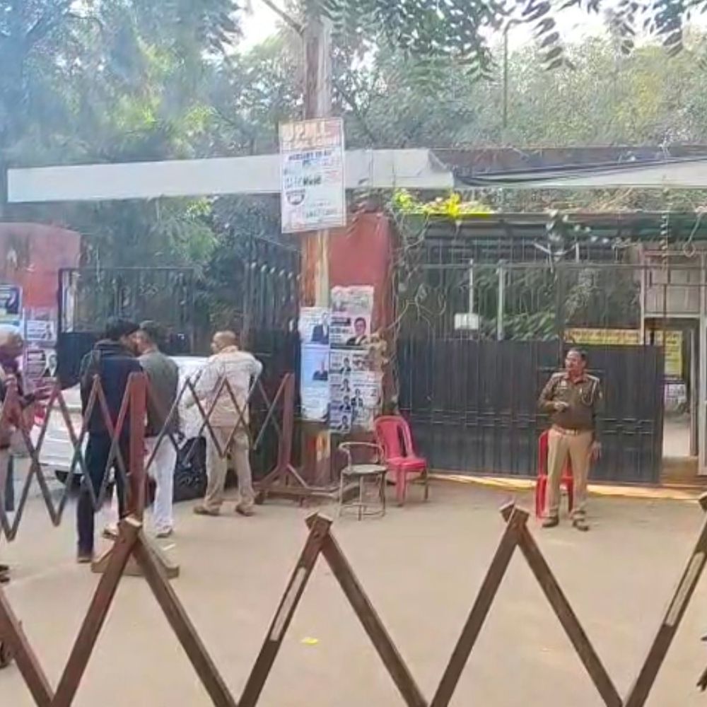 फिरोजाबाद कोर्ट में बदली सुरक्षा व्यवस्था:वकीलों और वादकारियों के लिए अब अलग-अलग प्रवेश द्वार