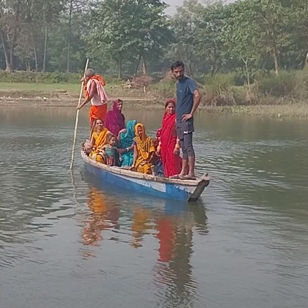 सीतामढ़ी के मुशहरी गांव में 50 साल से पुल अधूरा:बागमती नदी पार करने को ग्रामीण नाव पर निर्भर, 7KM दूरी करनी पड़ती है तय