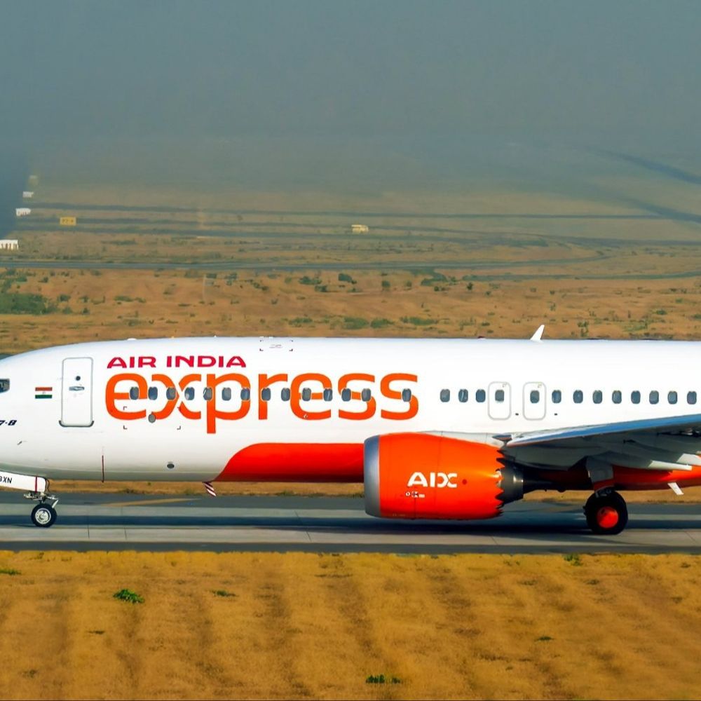 एअर इंडिया एक्सप्रेस फ्लाइट की कोचीन एयरपोर्ट पर इमरजेंसी लैंडिंग:लैंडिंग गियर और टायर फेल हुए; जेद्दा से कालीकट जा रही थी, 160 यात्री सुरक्षित