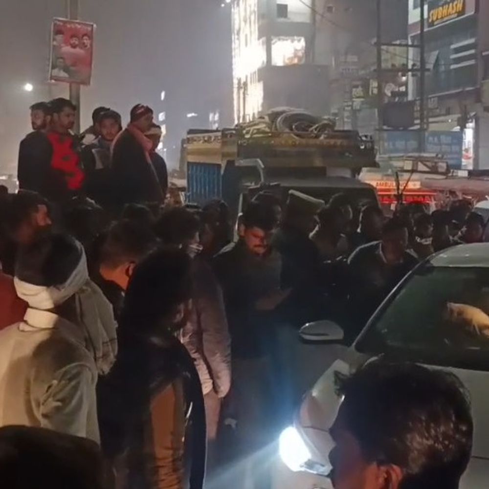 एटा में वाहन चालकों के बीच मारपीट का VIDEO:पुलिस ने दोनों को हिरासत में लिया, शांति भंग में हुई कार्रवाई