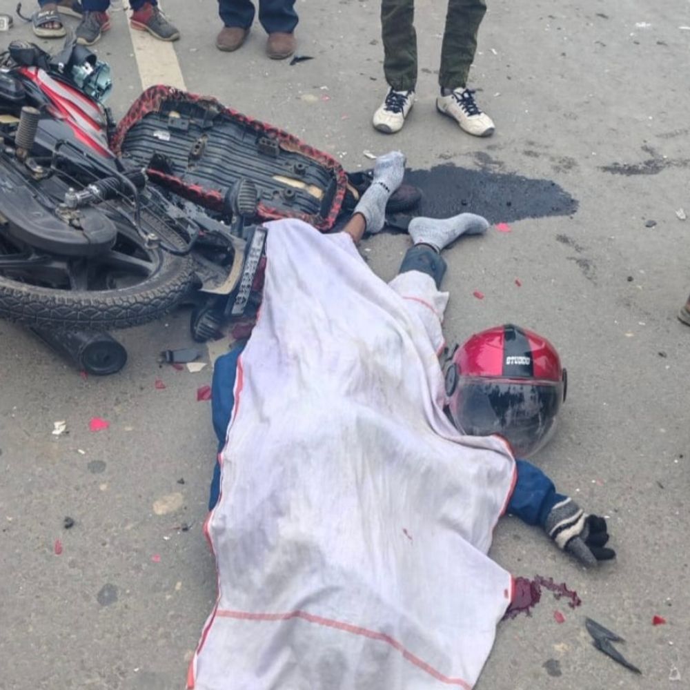 महराजगंज में सड़क हादसे में युवक की मौत:पुरंदरपुर में टूरिस्ट बस ने बाइक को मारी टक्कर, महिला घायल