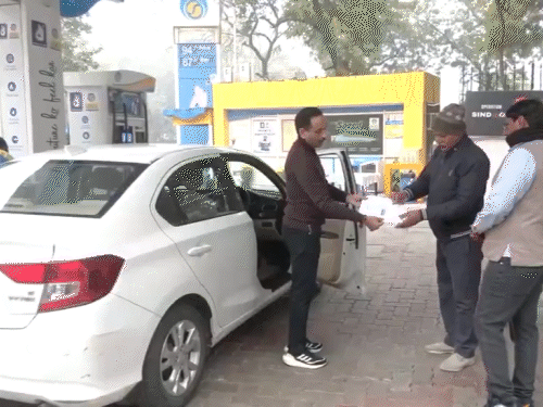 दिल्ली में पॉल्यूशन सर्टिफिकेट के बिना पेट्रोल बंद:सिर्फ BS-6 इंजन वाली गाड़ियों को एंट्री, 12 लाख वाहन प्रभावित होंगे; दफ्तरों में 50% WFH अनिवार्य