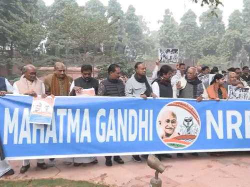 'VB-जी राम जी' बिल के खिलाफ विपक्ष का मार्च:कल 14 घंटे बहस हुई थी; लोकसभा में आज प्रदूषण पर चर्चा, प्रियंका गांधी शुरुआत करेंगी