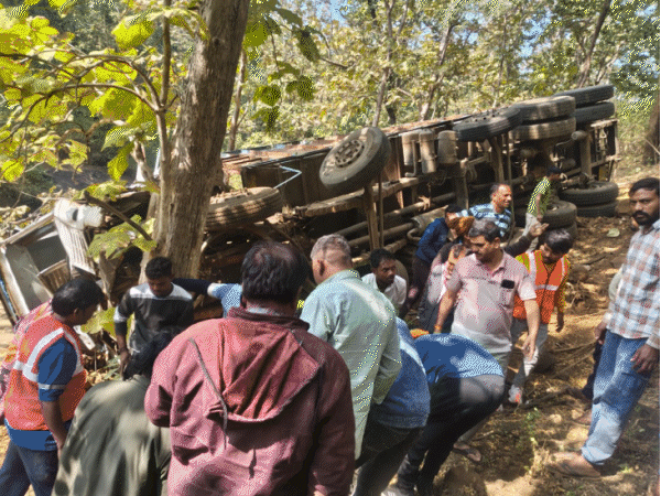 200 फीट गहरी खाई में ट्रक...3 दिन दबा रहा ड्राइवर:पांढुर्णा में GPS की मदद से मालिक ने खोजा, सुरक्षित निकाला; मक्का लेकर रवाना हुआ था