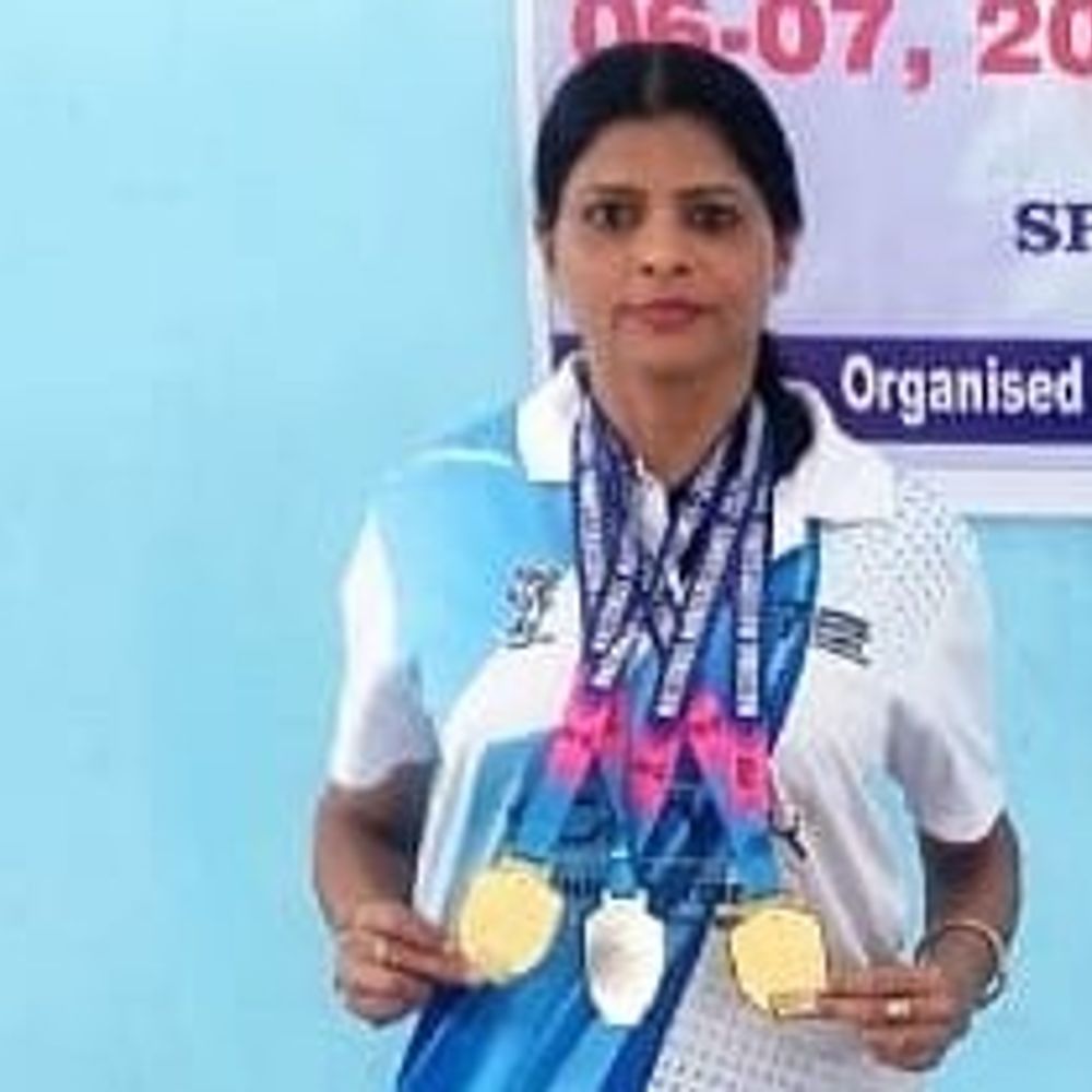 फिरोजाबाद की शिक्षिका फिन स्वीमिंग चैम्पियनशिप के लिए मंगलूरु रवाना:हिमाचल, चंडीगढ़, आगरा में कई स्वर्ण पदक जीत चुकीं, प्रधानाचार्या ने दीं शुभकामनाएं