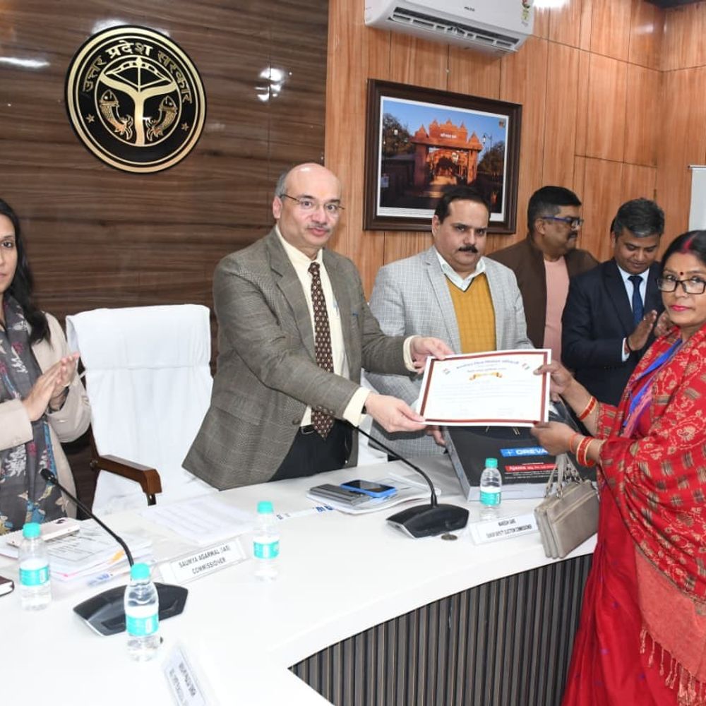 निर्वाचन आयुक्त मनीष गर्ग ने प्रयागराज में SIR निरीक्षण किया:मतदाता सूची को त्रुटिरहित बनाने के दिए निर्देश, बीएलओ सम्मानित