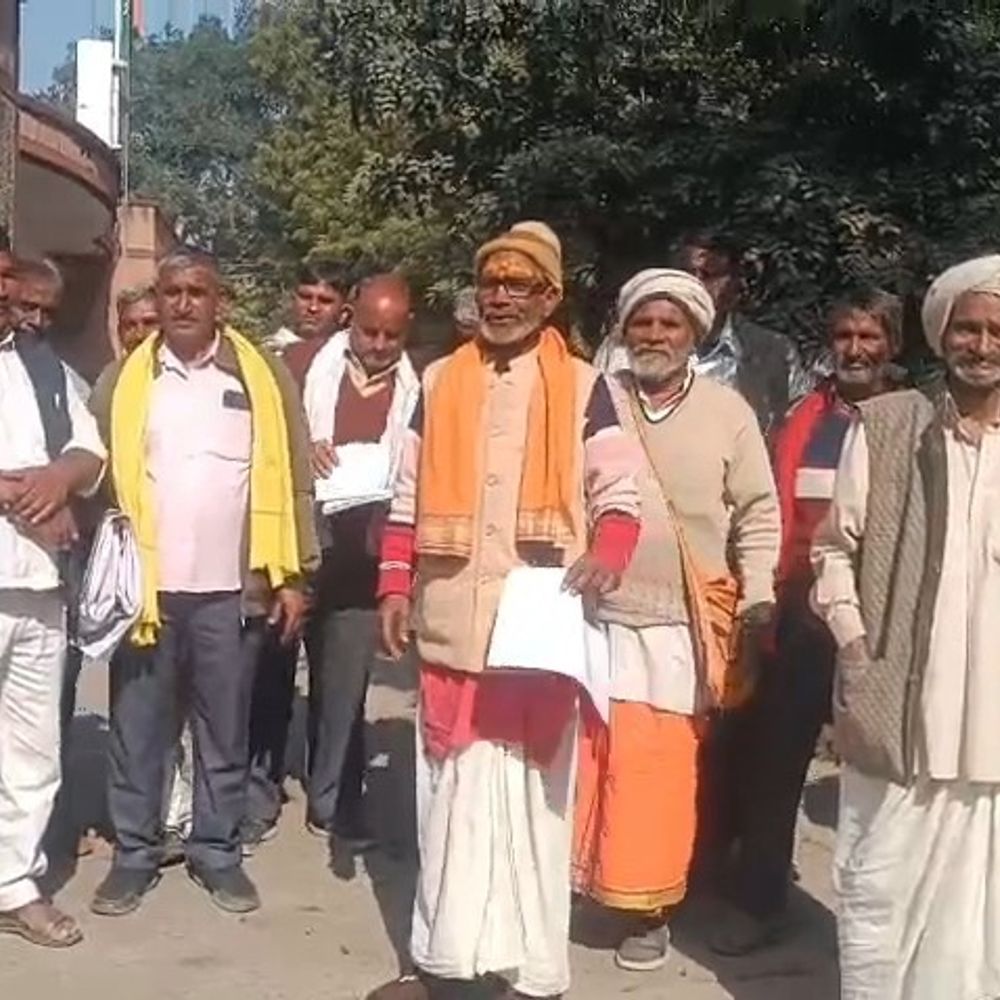 पशुचर भूमि पर श्मशान निर्माण का विरोध:गांव के लोगों ने डीएम से की शिकायत, कार्रवाई की मांग