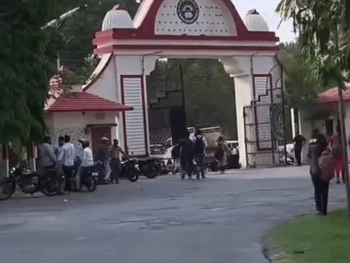 DDU में UG-PG लेवल पर SWAYAM कोर्सेज होंगे लागू:ऑनलाइन और ऑफलाइन दोनों माध्यमों से पढ़ सकेंगे स्टूंडेंट्स, संबद्ध महाविद्यालयों में भी रहेंगे शामिल