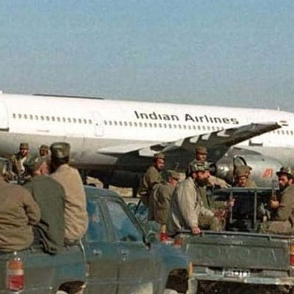 पीएम रहते अटल की सुरक्षा में चूक हुई थी:किताब में दावा- कंधार हाईजैक वाले प्लेन के रूट पर था पीएम का प्लेन