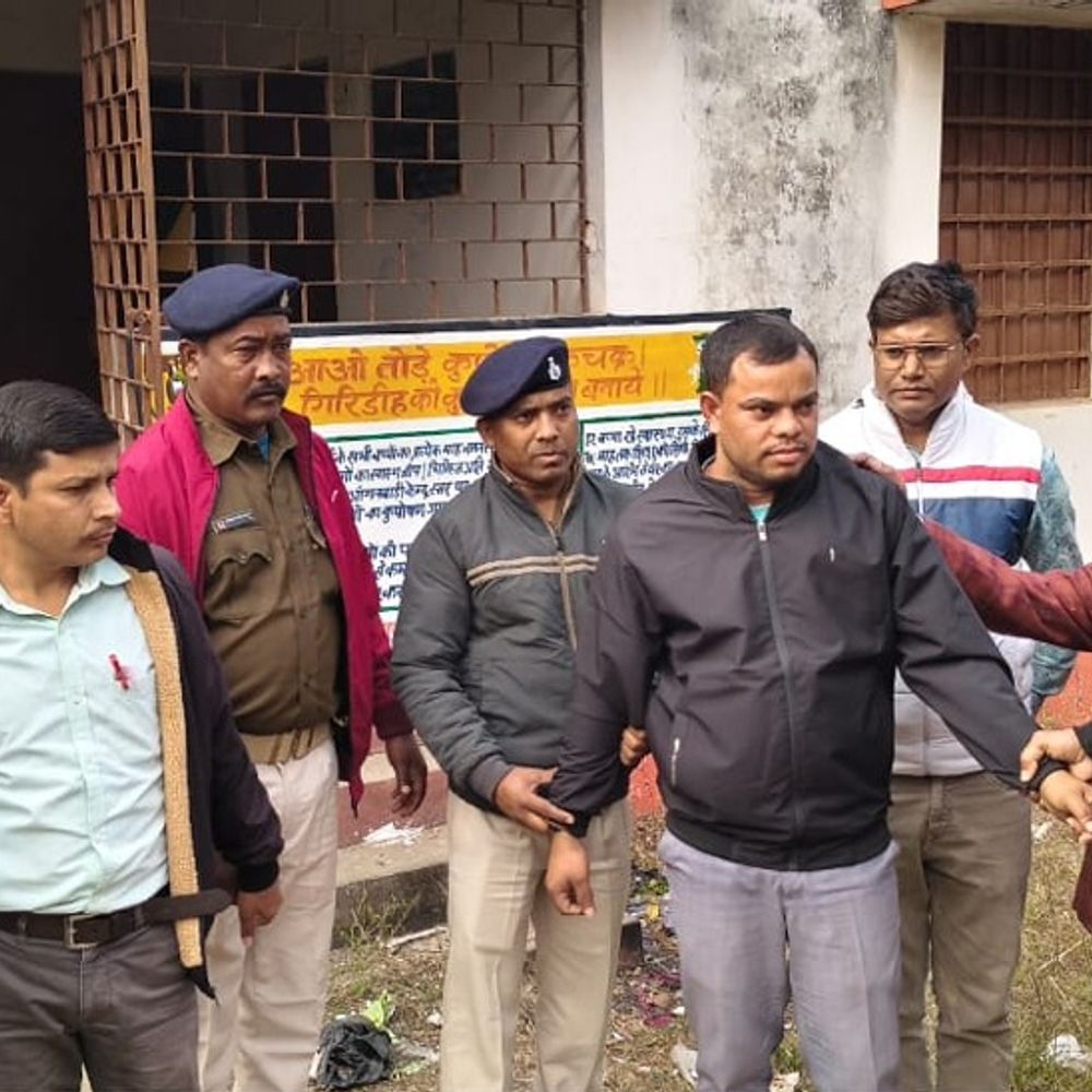 राजस्व उप-निरीक्षक 6 हजार रिश्वत लेते गिरफ्तार:  धनबाद एसीबी ने गिरिडीह के बेंगाबाद में दाखिल-खारिज मामले में की कार्रवाई – Giridih News