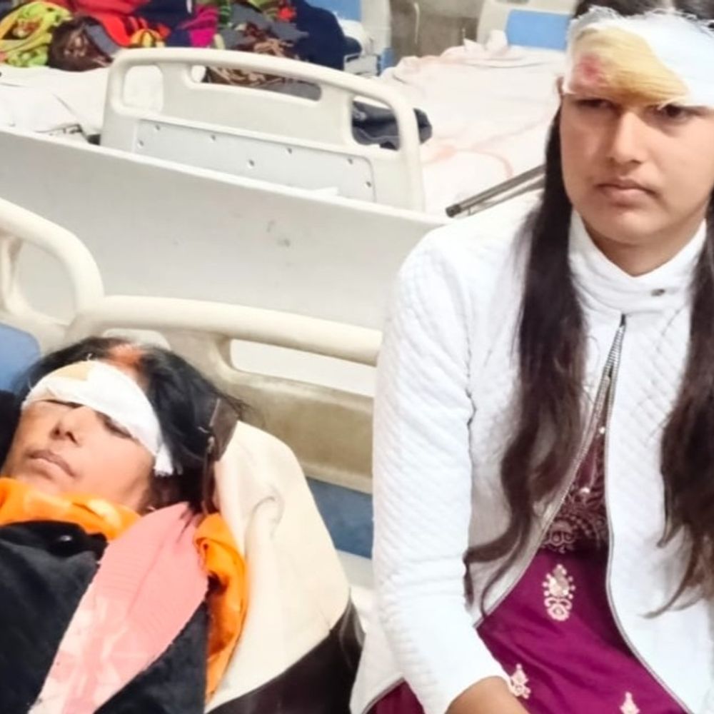 औरंगाबाद में अनियंत्रित होकर पलटी बस:20 से अधिक घायल, चार लोगों को सदर अस्पताल किया रेफर; ड्राइवर पर नशे में गाड़ी चलाने का आरोप