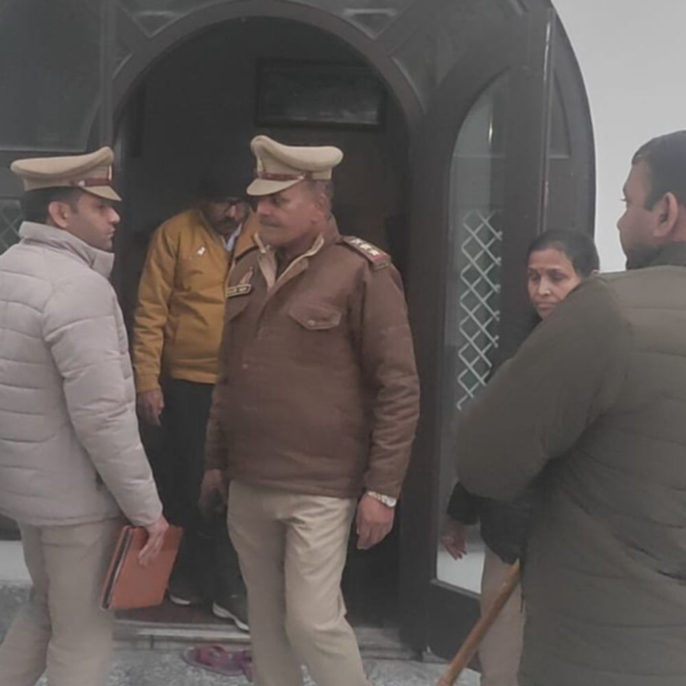 शराब कारोबारी चड्‌ढा की कोठी पर पहुंची पुलिस:मुरादाबाद की कोर्ट ने खाधड़ी के मामले में जारी किया है वारंट