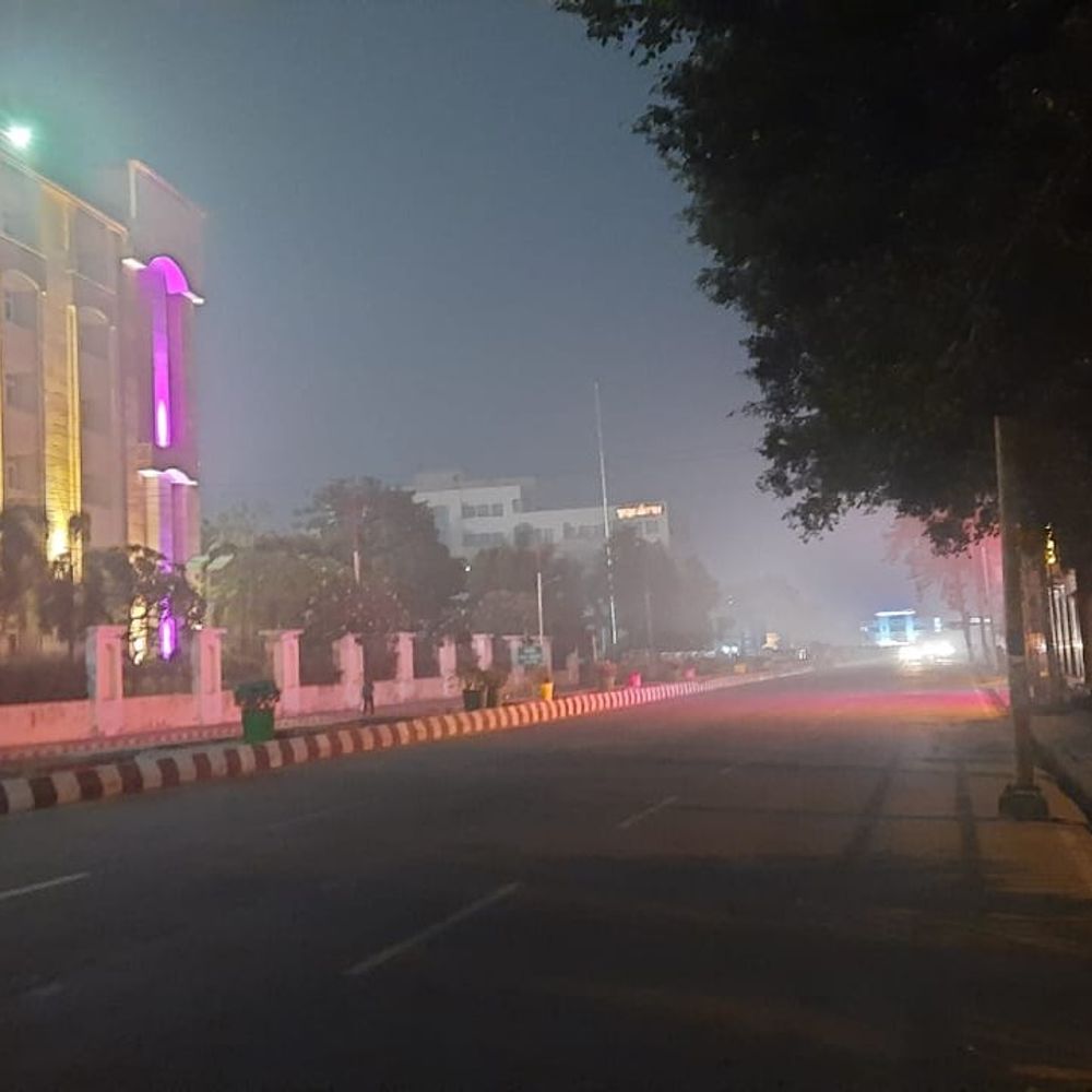 लखनऊ में कोहरा हुआ कम, ठंड बढ़ी:देररात विजिबिलिटी 50 मीटर से भी कम हुई, आज 22 डिग्री सेल्सियस से ऊपर नहीं होगा तापमान