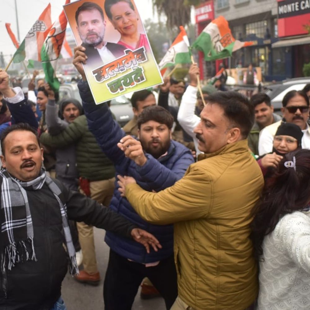 नेशनल हेराल्ड मामले में ईडी के खिलाफ कांग्रेस का प्रदर्शन:प्रयागराज में सिविल लाइंस में मार्च निकाला, सड़क पर बैठकर नारेबाजी की