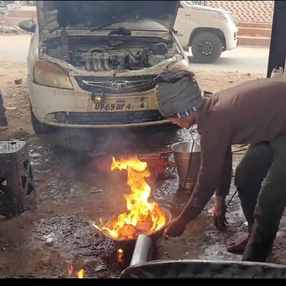 सोनभद्र में आग ताप रहा व्यक्ति झुलसा:मैकेनिक ने आग में ज्वलनशील पदार्थ डाला, दूसरा बचा