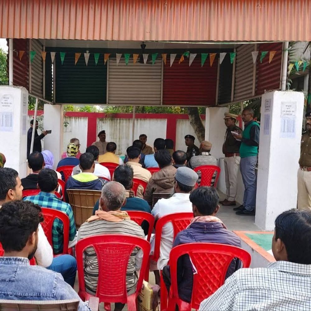 दरभंगा में पुलिस और पब्लिक के बीच जनसंवाद कार्यक्रम:बहादुरपुर में SSP ने सुनी समस्याएं; लोगों ने नशाखोरी, चोरी, तस्करी, साइबर ठगी का मामला उठाया