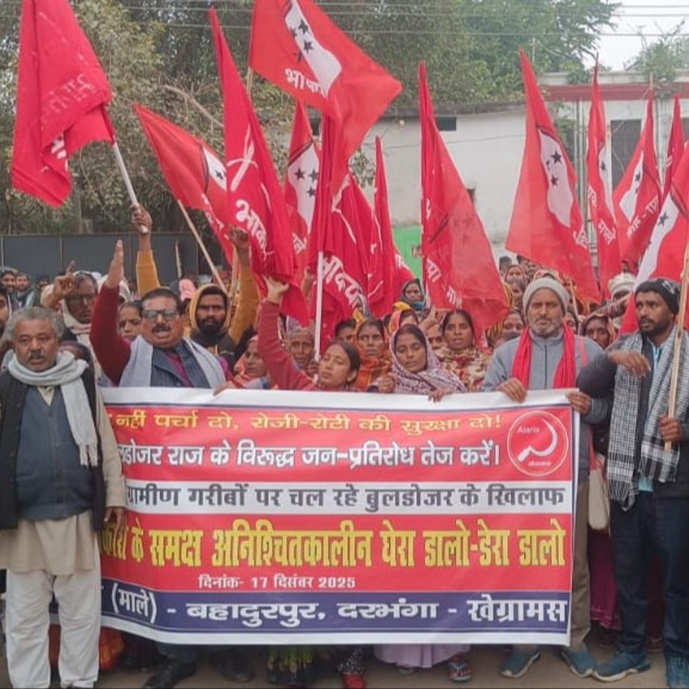 दरभंगा में अनिश्चितकालीन घेरा डालो–डेरा डालो आंदोलन का तीसरा दिन:कलेक्ट्रेट पर सैंकड़ों की संख्या में पहुंचे आक्रोशित, बोले- बिना छत के ठंड में कहां जाएं