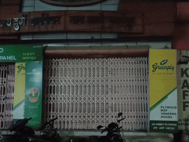 झांसी में CGST का छापा, हार्डवेयर शोरूम में पहुंची टीम:12 घंटे से अधिकारी खंगाल रहे दस्तावेज, शटर डाउन कर चल रही पूछताछ