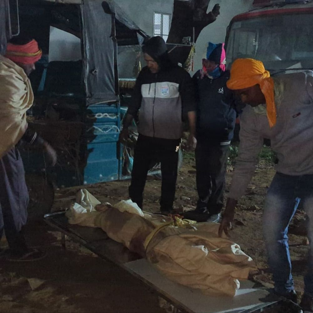 भोजपुर में अनियंत्रित ट्रक ने बुजुर्ग को रौंदा:घटनास्थल पर तोड़ा दम, रोड क्रॉस करते समय हुआ हादसा; विरोध में साढ़े 5 घंटे तक रोड जाम