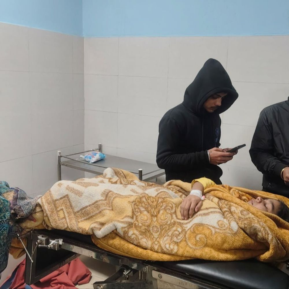 आरा-सलेमपुर मार्ग पर सड़क हादसे में 3 छात्राएं घायल:तेज रफ्तार ऑटो अनियंत्रित होकर नदी में पलटी, एक की हालत गंभीर