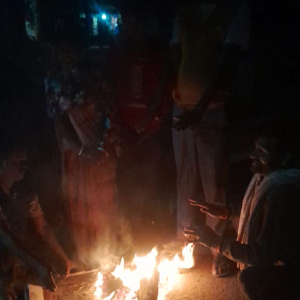 चेवाड़ा नगर पंचायत में अलाव जलाए गए:लोगों को ठंड से राहत मिलेगी, सार्वजनिक स्थान पर लोग आग सेकते दिखे