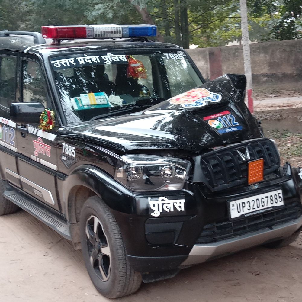 जमानियां में PRV 112 के दो सिपाहियों पर FIR:नई स्कार्पियो से सामान गायब हुआ, पुलिस टीम कर रही छानबीन