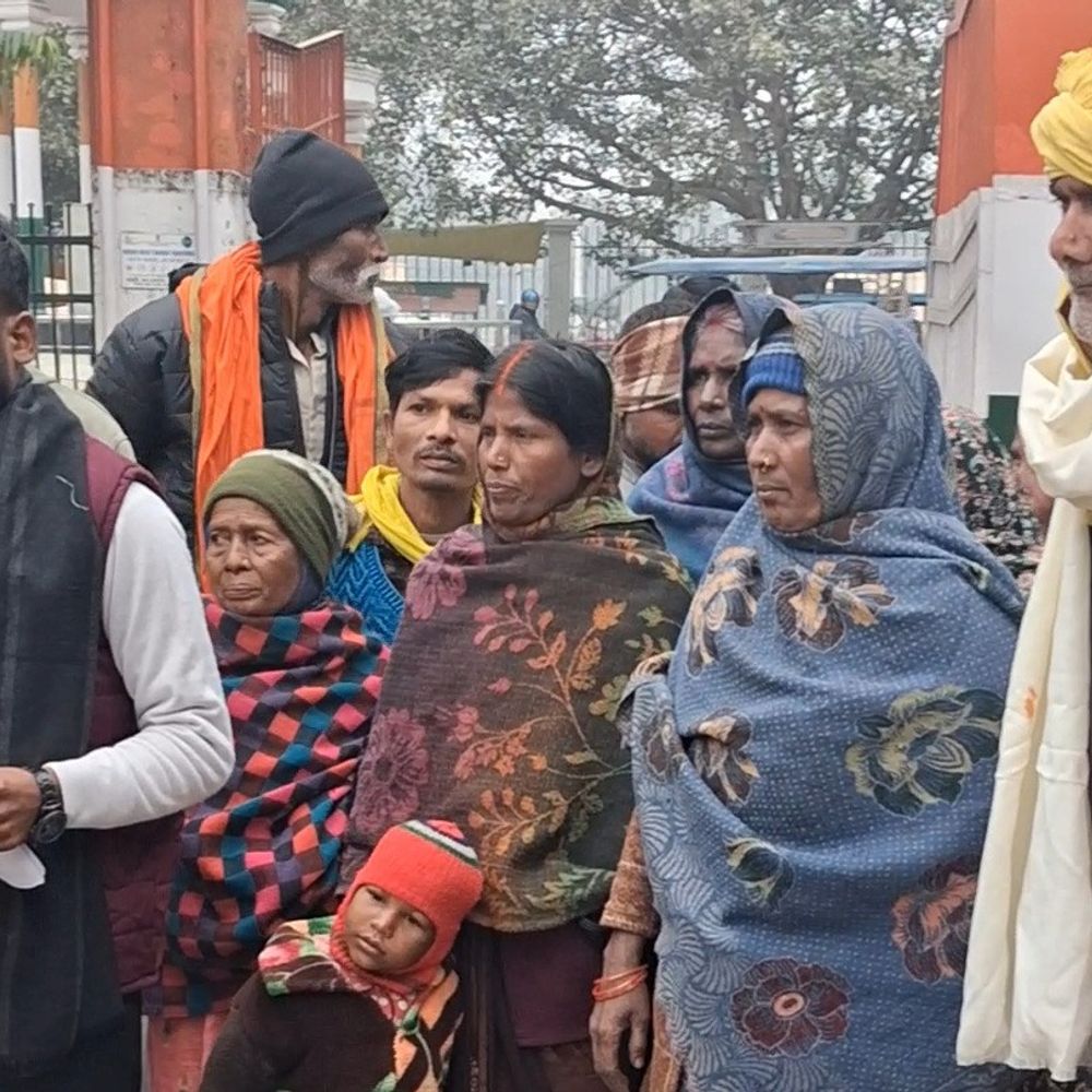 अन्नपूर्णा भवन स्थल पर ग्रामीणों ने डीएम को सौंपा ज्ञापन:वर्तमान स्थान दूर और असुरक्षित, भवन सभी मजरों के मध्य बनाने की मांग