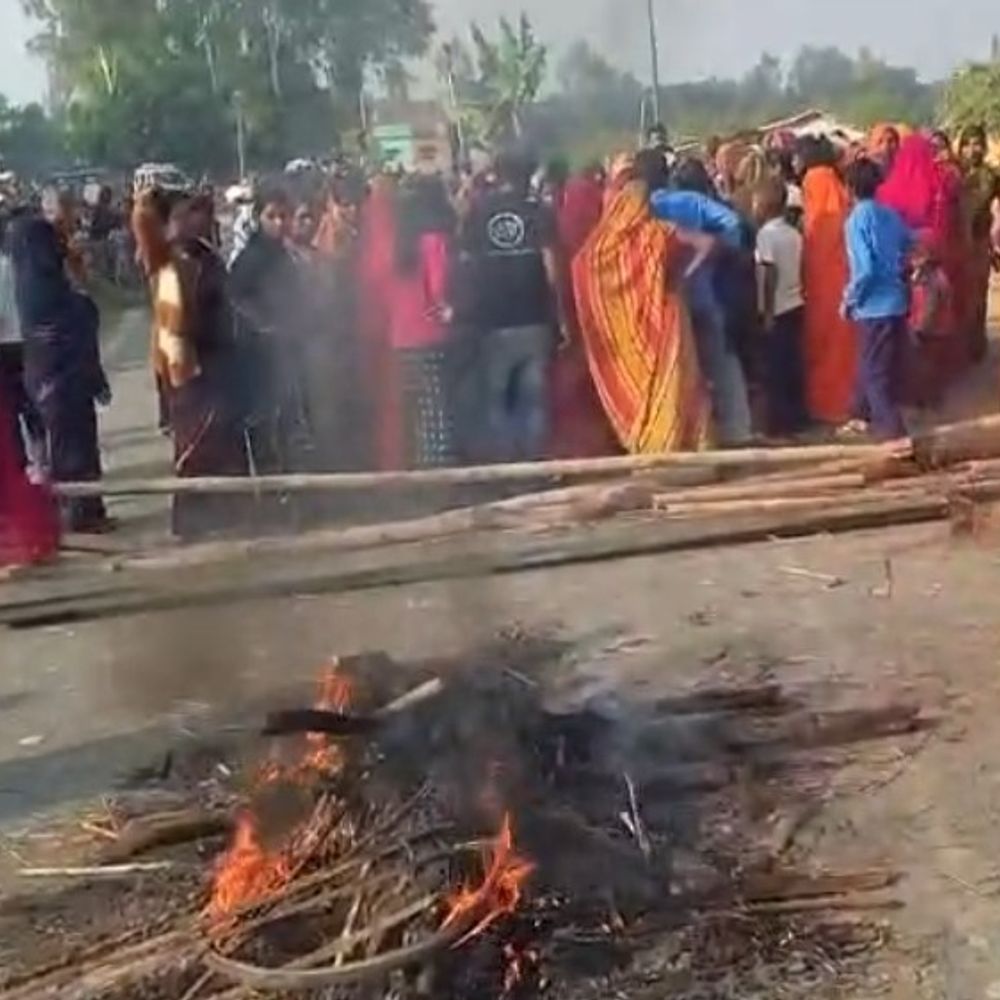 युवक की मौत पर NH-227 जाम:सीतामढ़ी में बाइक की चपेट में आने से हादसा, परिजन-ग्रामीणों ने किया प्रदर्शन