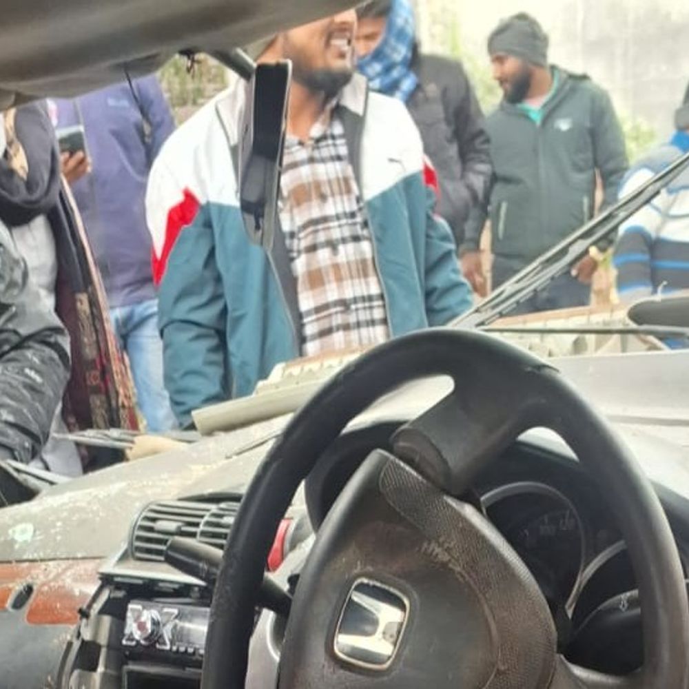 तेज रफ्तार कार पेड़ से टकराई:देवरिया में चार युवक गंभीर रूप से घायल, अस्पताल में भर्ती