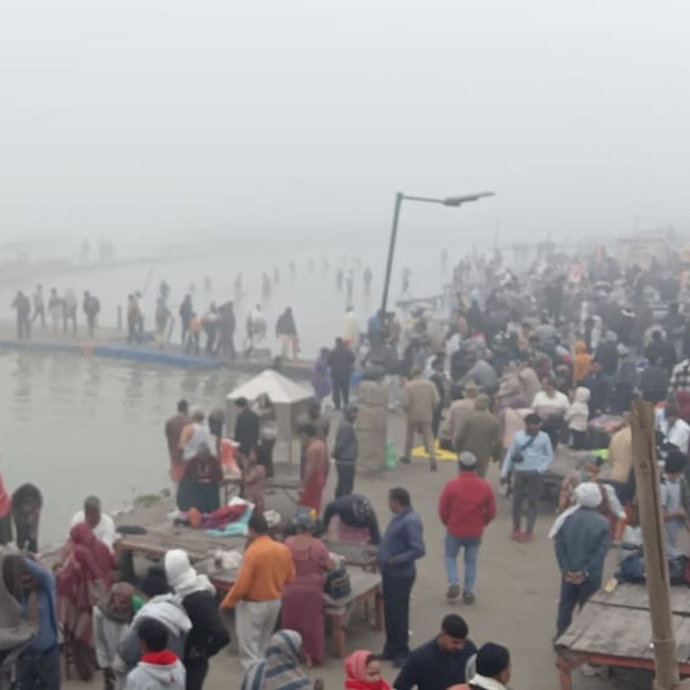 अमरोहा में पौष अमावस्या पर सैकड़ों श्रद्धालुओं ने गंगा स्नान:कड़ाके की ठंड के बावजूद उमड़ी भीड़, पुलिस रही अलर्ट