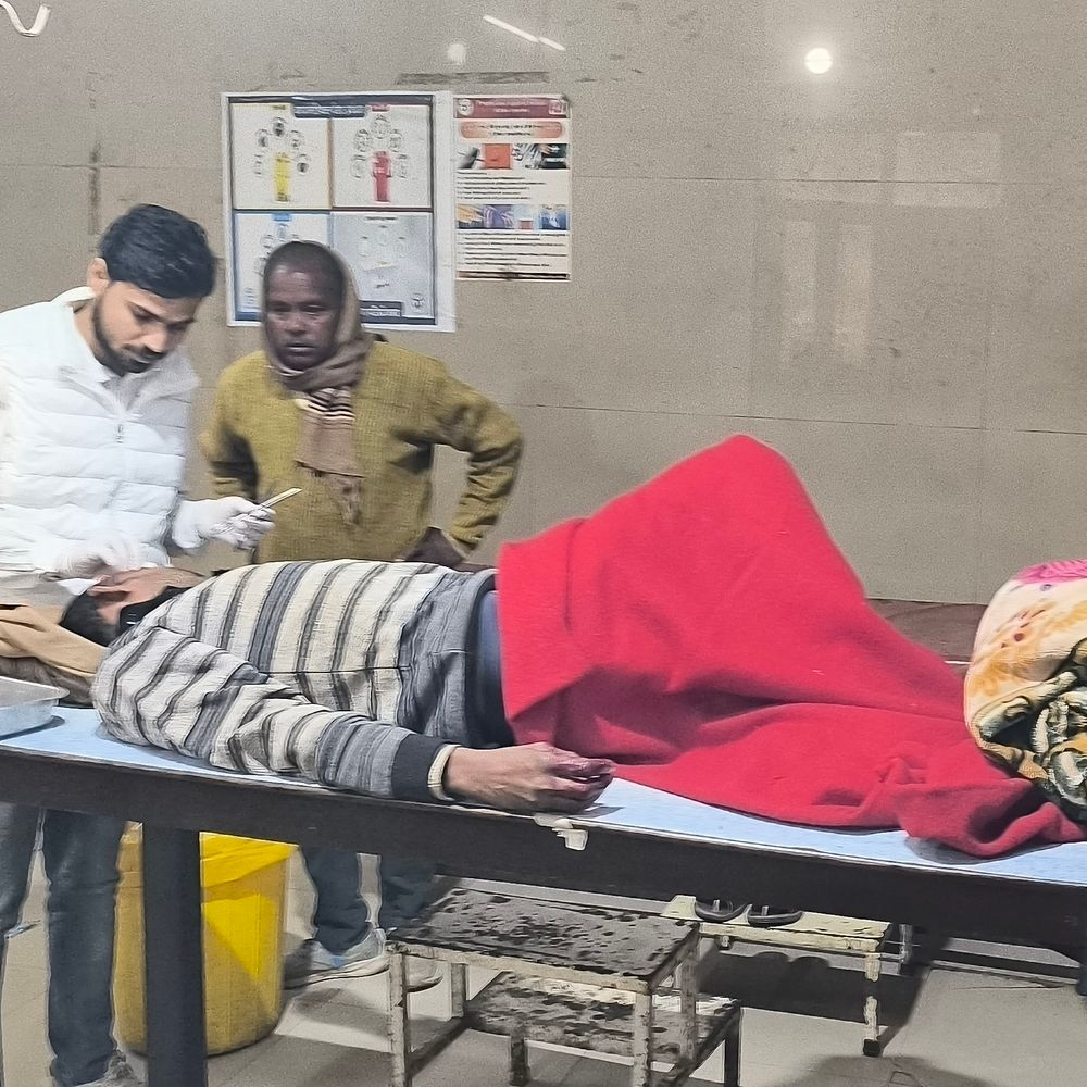 ई-रिक्शा ने बाइक को मारी टक्कर, युवक घायल:मैनपुरी के देवी रोड चुंगी पर हुई घटना, जिला अस्पताल में भर्ती