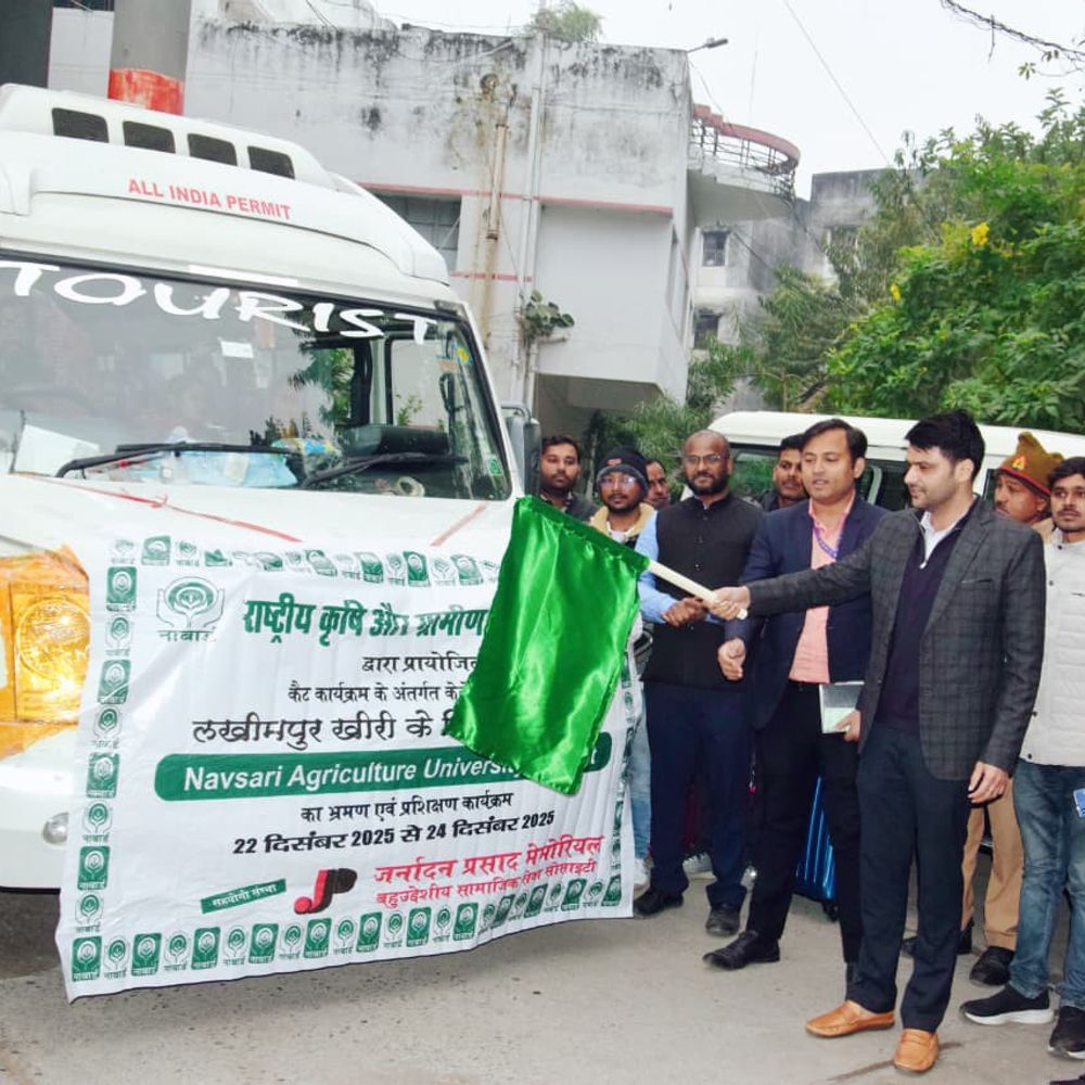 लखीमपुर खीरी के 25 किसान गुजरात रवाना:सीडीओ ने केला फाइबर परियोजना के तहत दल को नवसारी रवाना किया