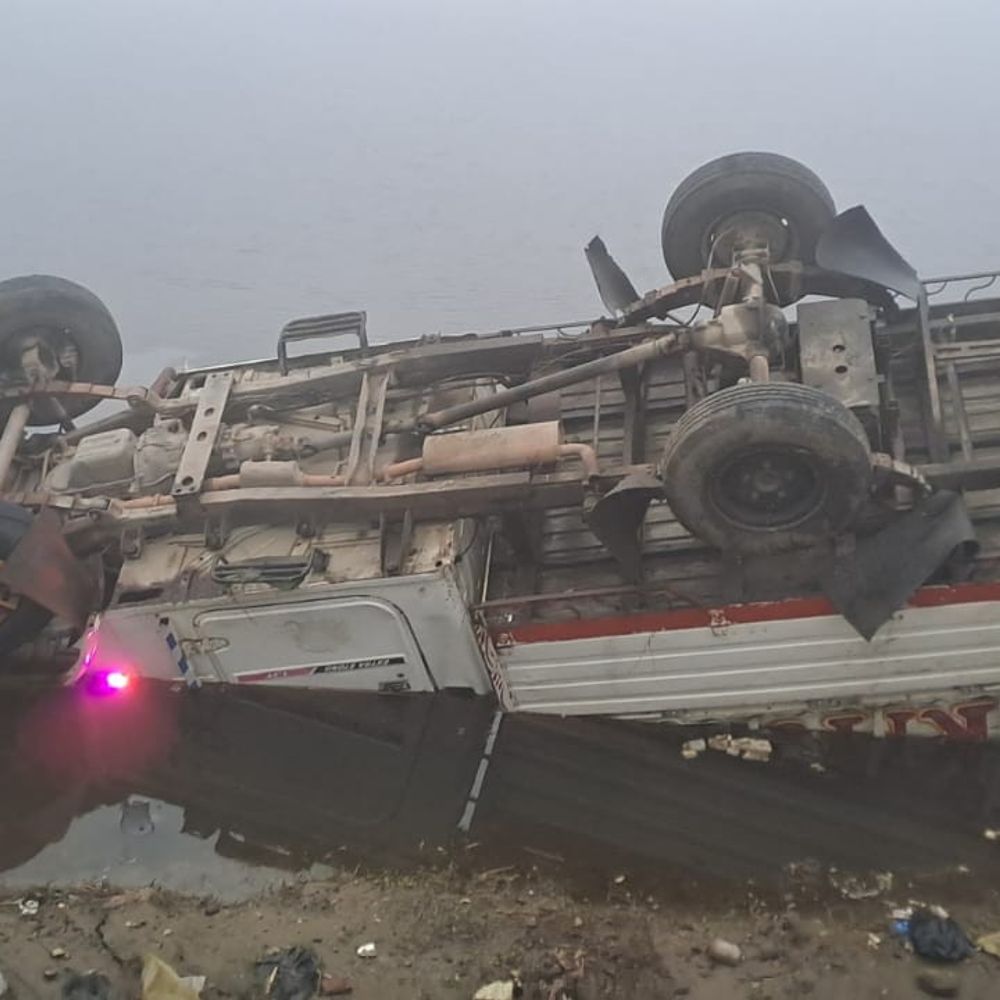 कोहरे के कारण रेलवे तालाब में गिरा पिकअप:शीशा तोड़कर चालक-उपचालक ने बचाई जान, रांची से पूर्णिया जा रहे थे शकरकंद लादकर