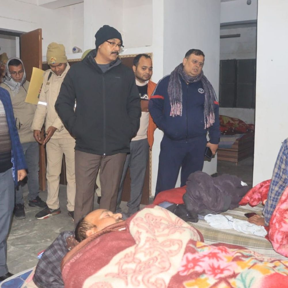 मौसमविभाग जनपदवासियों के फोन पर भेज रहा कोहरे का एलर्ट:स्कूल आज बंद किए गए, देर रात रैन बसेरों का जायजा लेने सड़कों पर निकले डीएम