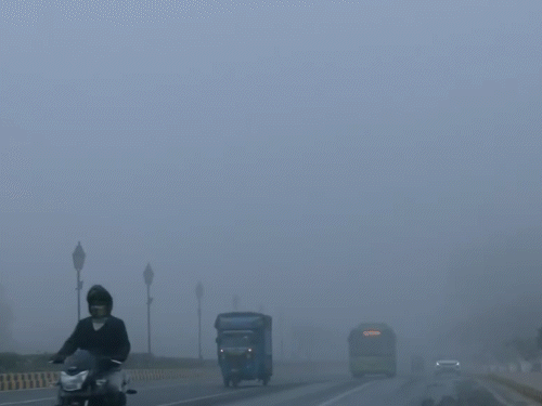 दिल्ली में लगातार छठे दिन हवा जहरीली, AQI 387:धुंध-कोहरे के कारण आज 152 फ्लाइट्स कैंसिल; कल 27 से ज्यादा उड़ानें रद्द हुईं