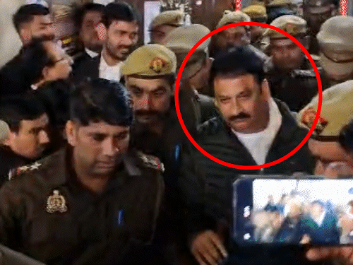 झांसी जेल में रातभर करवट बदलते रहे पूर्व विधायक:नींद नहीं आने पर पहरी से समय पूछते रहे, ठंड लगने पर एक्सट्रा कंबल मांगा