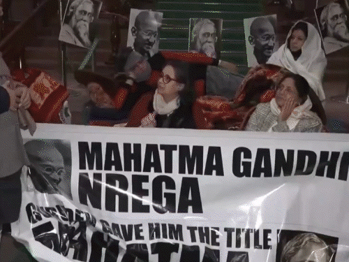 संसद की सीढ़ियों पर सांसदों का रातभर धरना:गीत गाए; स्पीकर के चेंबर में पीएम मोदी-प्रियंका की चाय पर चर्चा.. संसद के मोमेंट्स