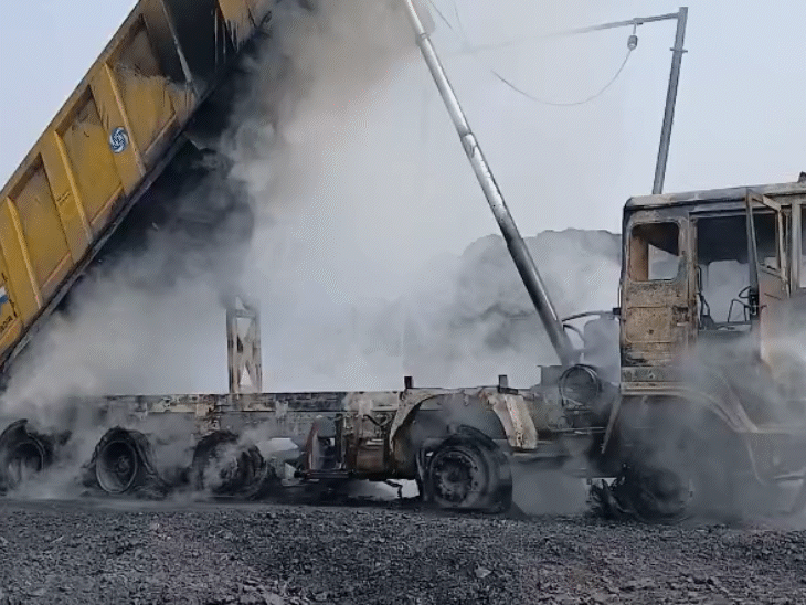 रेलवे साइडिंग में हाईटेंशन तार से हाइवा में लगी आग:  ड्राइवर ने गाड़ी से कूदकर बचाई जान, लाखों का वाहन जलकर हुआ खाक – Chatra News