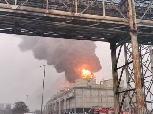 औरंगाबाद में NPGCL प्लांट में लगी आग; VIDEO:4 घंटे में पाया काबू, कूलिंग टावर मेंटेनेंस के दौरान लगी आग; 5Km दूर तक दिखा धुआं