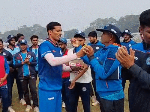 'धोनी ने कहा था, सबका टाइम आता है':मो.इजहार बोले- क्रिकेटर नहीं इंजीनियर बनना था सपना, साकिब के खेलने के लिए मां ने गहने गिरवे रखे