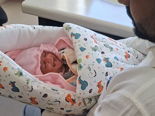 7 मिनट बंद रहा हार्ट...सीपीआर से सांसें लौटीं, जुड़वां जन्में:किडनियां फेल, डायलिसिस पर रही, अटैक आया, हार नहीं मानी; डॉक्टर बोले- दुनिया का पहला मामला