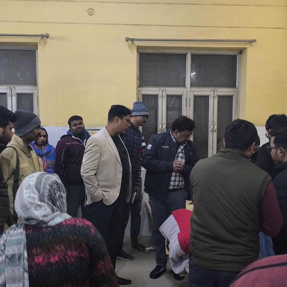 डीएम ने जिला अस्पताल इमरजेंसी का औचक निरीक्षण किया:अपने बाबू की गंभीर हालत पर पहुंचे, स्वास्थ्य सेवाओं की हकीकत जानी