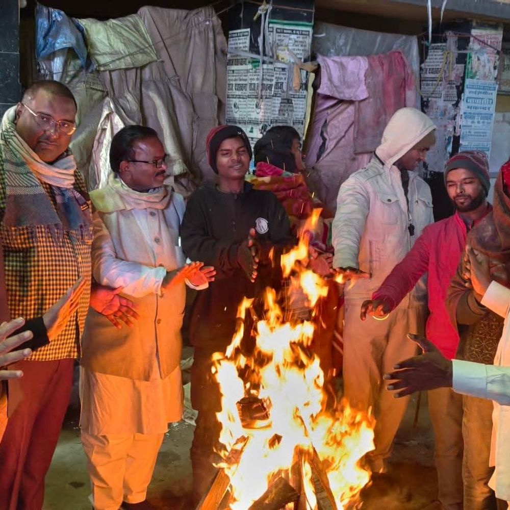 नवादा में शीतलहर का प्रकोप, लोग घरों में दुबके:नगर परिषद ने 10 स्थानों पर जलवाए अलाव