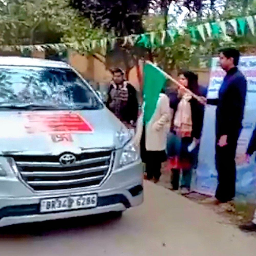 खगड़िया से उद्यमियों का दल औद्योगिक भ्रमण पर रवाना:विकसित क्षेत्रों की कार्यप्रणाली समझने के लिए 'एक्सपोजर टूर'