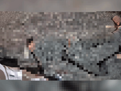 प्रयागराज में डंपर ने दो बाइक सवारों को कुचला:बाइक सवार को एक किलोमीटर तक घसीटा, आंते बाहर आईं