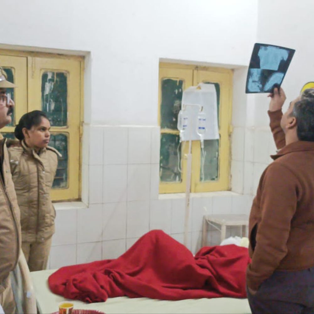 सड़क दुर्घटना में घायलों को देखने अस्पताल पहुंचे पुलिस अधिकारी:गुरुवार को आजमगढ़ में पूर्वांचल एक्सप्रेसवे पर हुई थी तीन मौत चार घायलों का चल रहा है इलाज