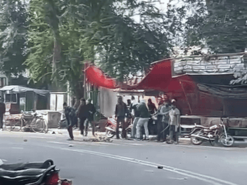 AU के SSL हॉस्टल के बाहर छात्रों का बवाल; VIDEO:मारपीट-पथराव से आधे घंटे तक सड़क जाम, 25 छात्रों की पहचान हुई