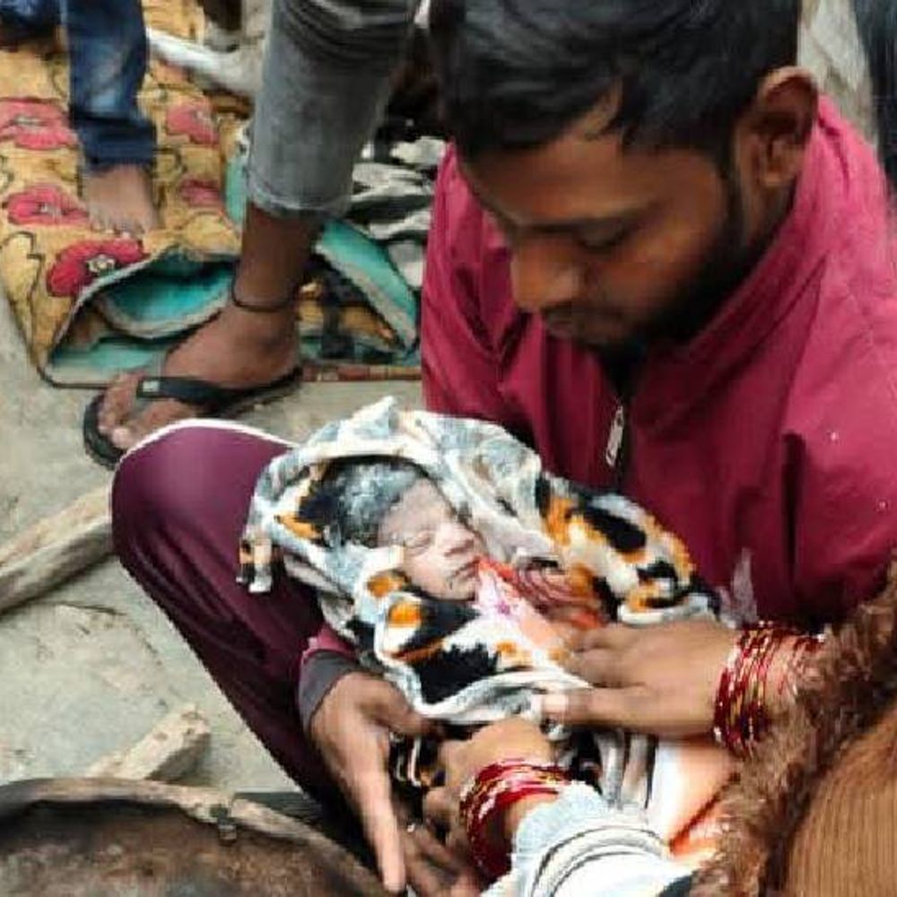 बर्रा में झोले में भरकर छत पर फेंका नवजात:रोने की आवाज सुनकर पहुंचे लोग, प्राइवेट अस्पताल में भर्ती कराया